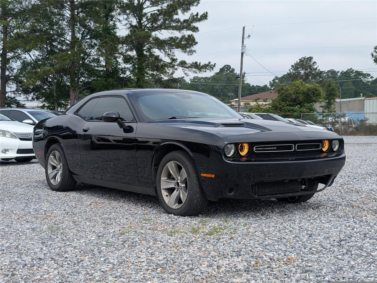 Used 2016 Pitch Black Clearcoat Dodge SXT image 9