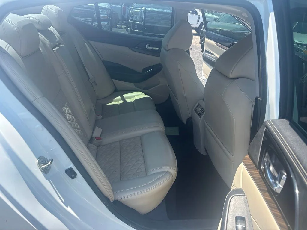 Used 2016 White Nissan Platinum image 10