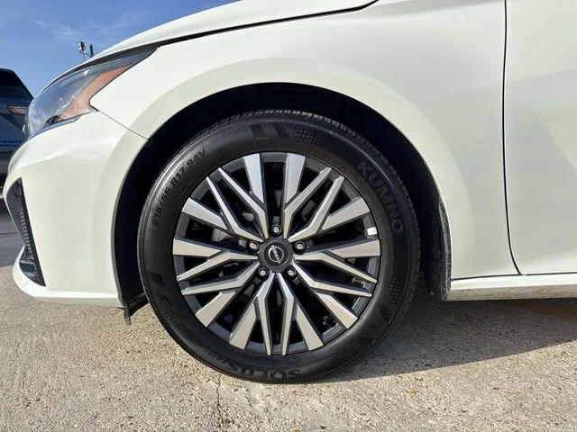 Used 2025 White Nissan 2.5 SV image 19