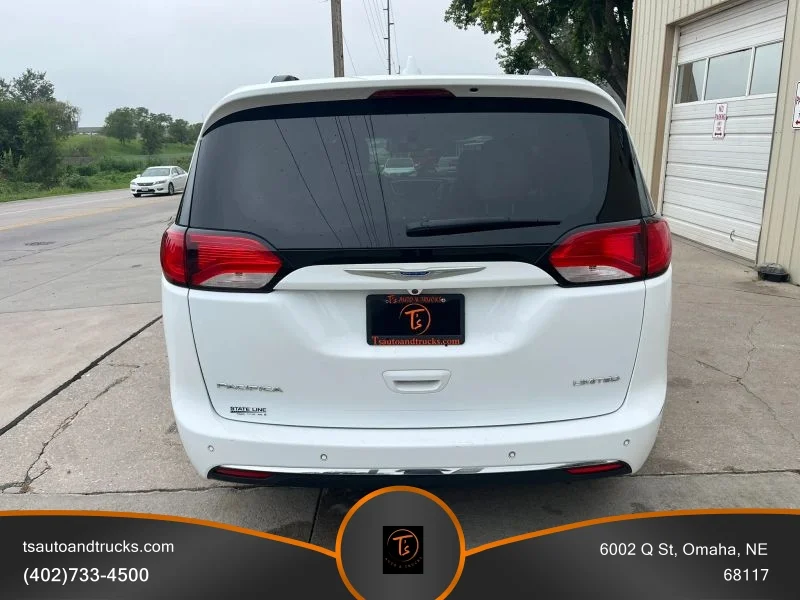 Used 2018 White Chrysler Limited Minivan 4D image 4