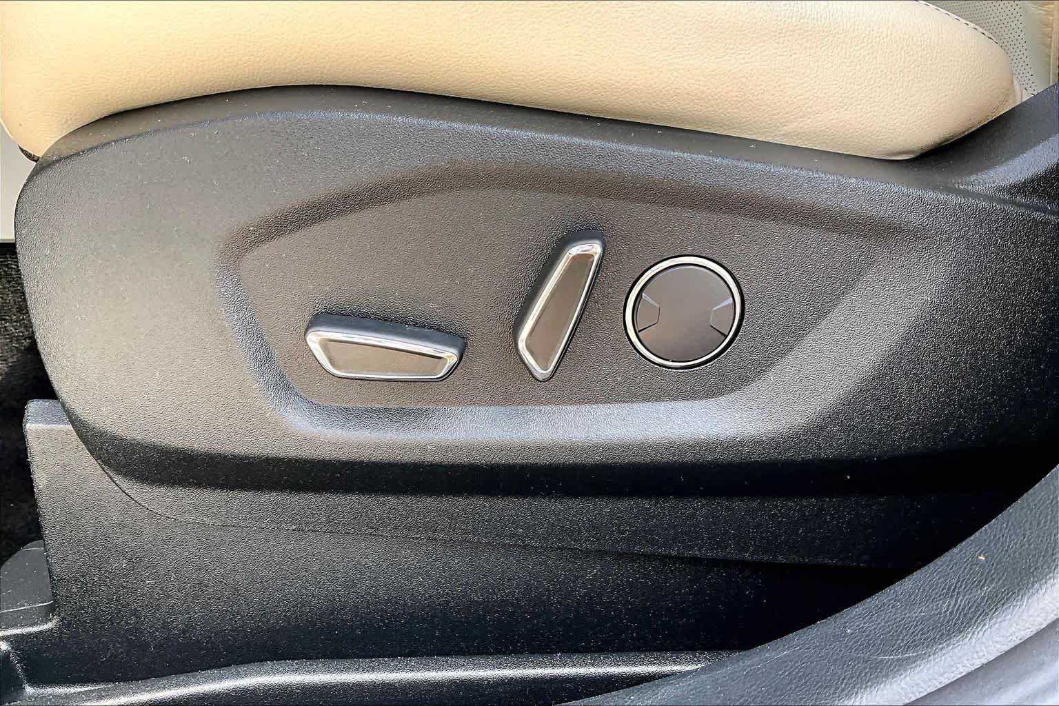 Used 2018 White Platinum Metallic Tri-Coat Ford Titanium image 33