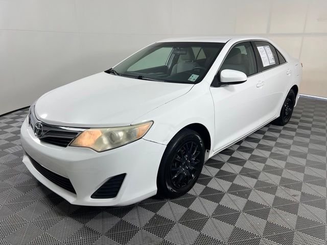 Used 2014 White Toyota LE image 3