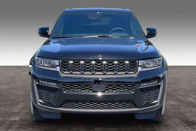 New 2026 Diamond Black Crystal Pearl-Coat Exterior Paint Jeep Limited image 14