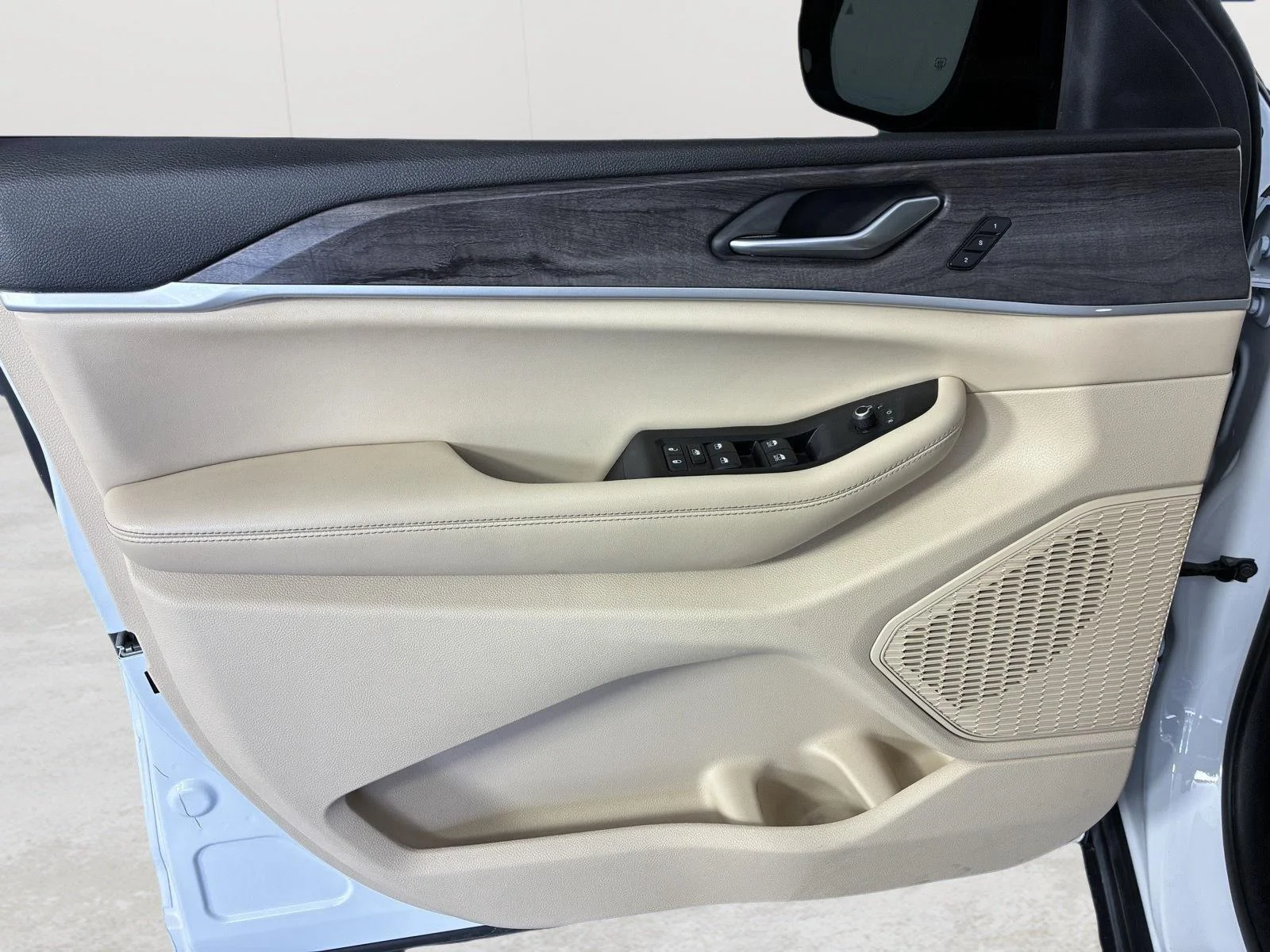 Used 2023 Bright White Clearcoat Jeep Limited image 27