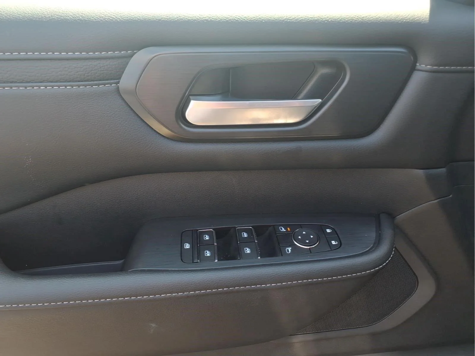 Used 2025 Super Black Nissan SV image 19