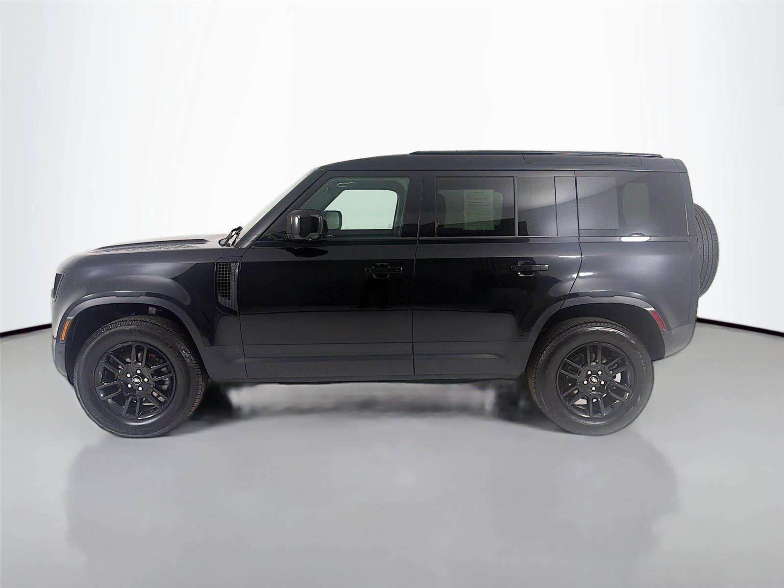 Used 2025 Santorini Black Metallic Land Rover S image 2