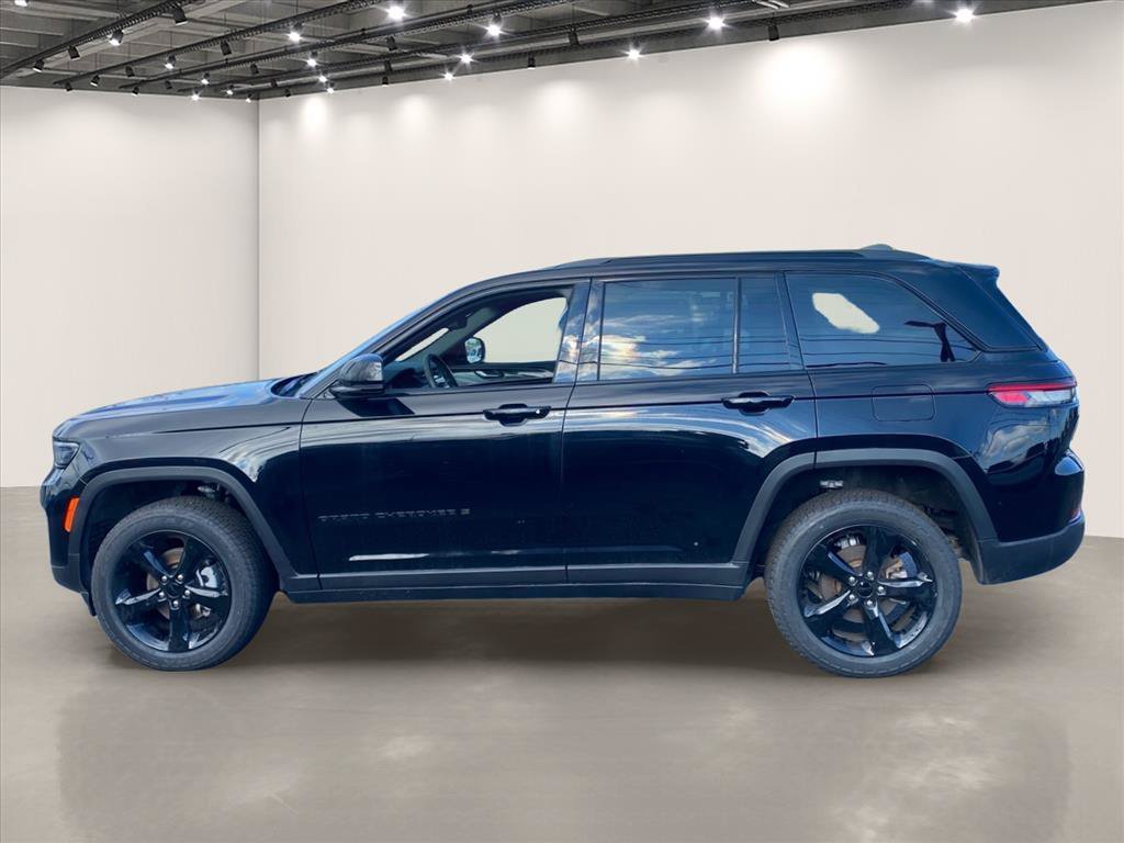 Used 2023 Diamond Black Crystal Pearlcoat Jeep Altitude image 4