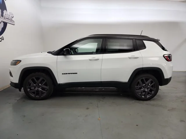 New 2026 Bright White Clear-Coat Exterior Paint Jeep Limited image 4