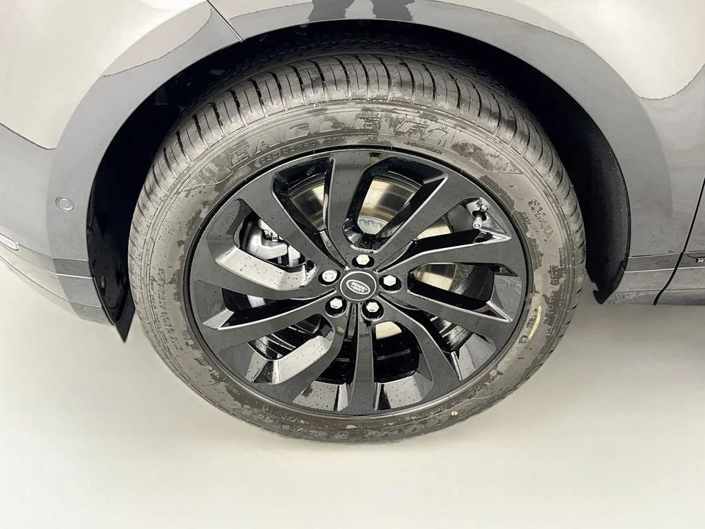 New 2026 Carpathian Grey Land Rover Hoxton Edition image 32