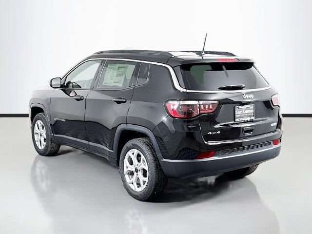New 2026 Diamond Black Crystal Pearl-Coat Exterior Paint Jeep Latitude image 5