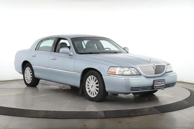 Used 2005 White Lincoln Signature image 2