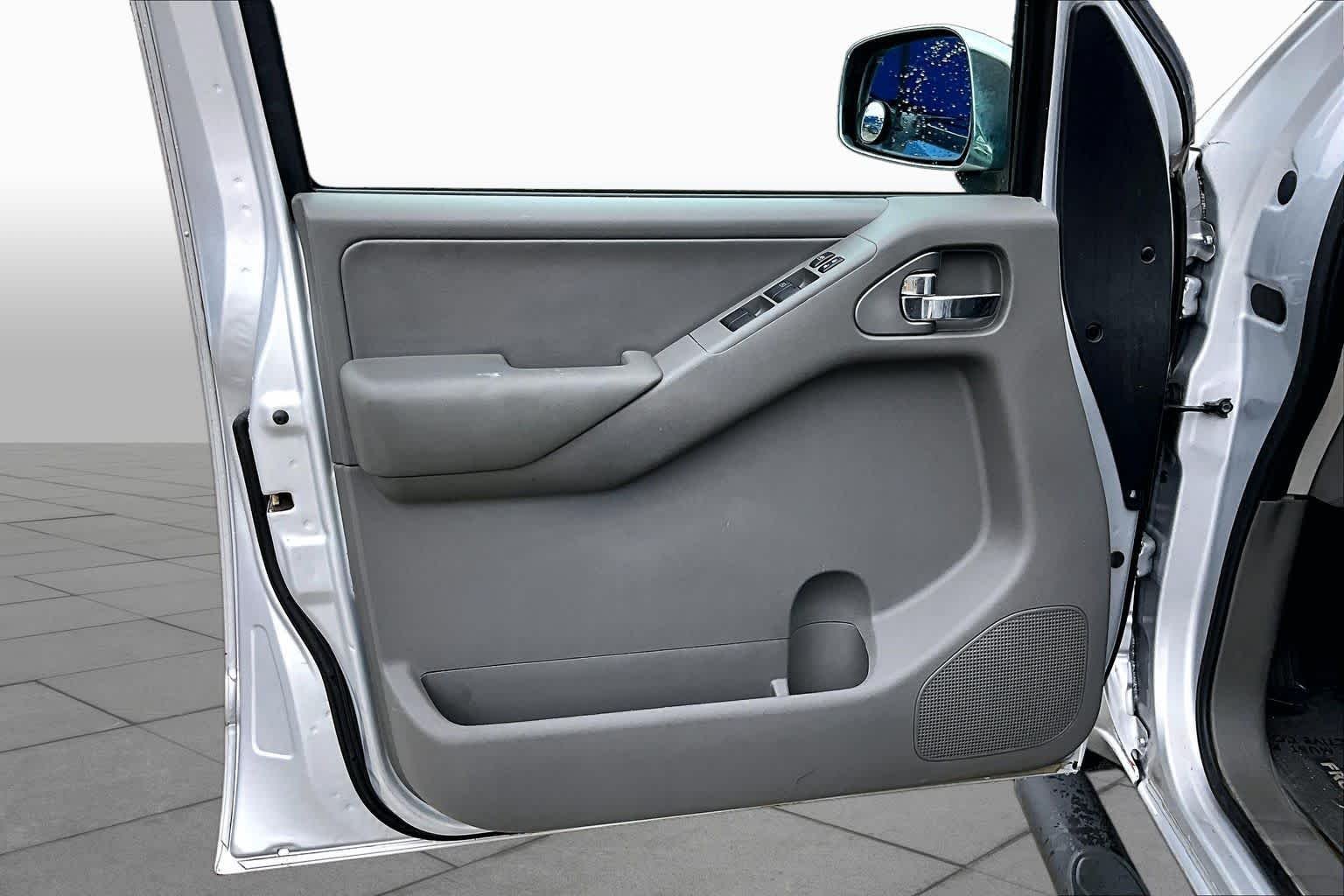 Used 2011 Radiant Silver Nissan SL image 20