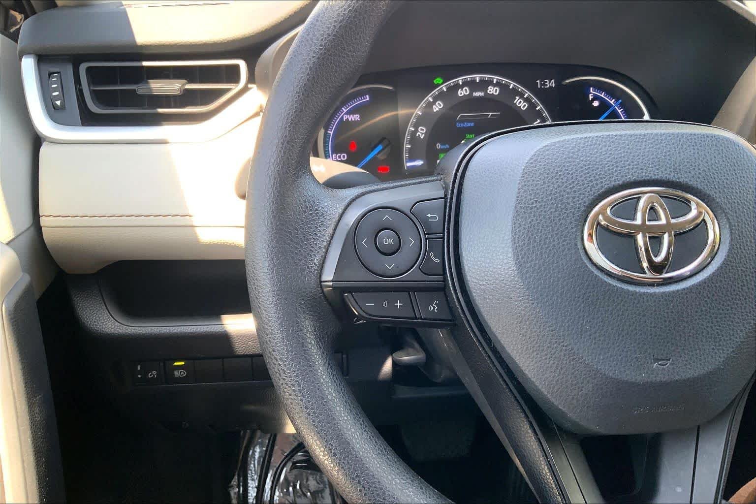 2024 Toyota RAV4 XLE - Photo 24