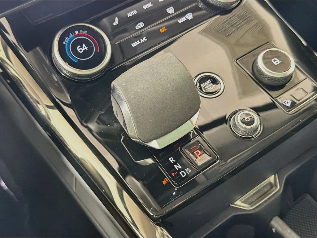 Used 2023 Gray Land Rover SE Dynamic image 17