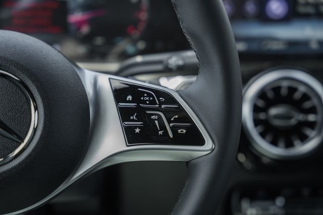 New 2026 Polar White Mercedes-Benz GLB 250 image 29