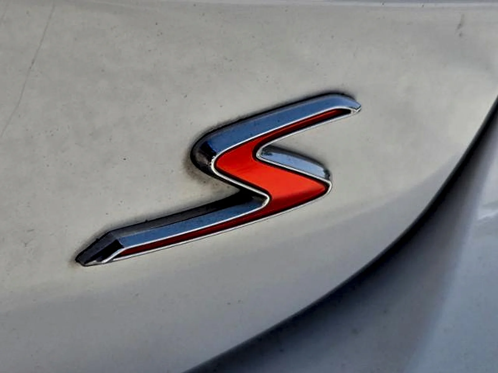 Used 2019 Clear White Kia S image 11