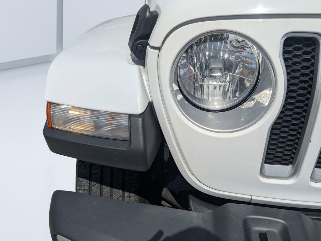 Used 2023 White/off-white Jeep Sahara image 9