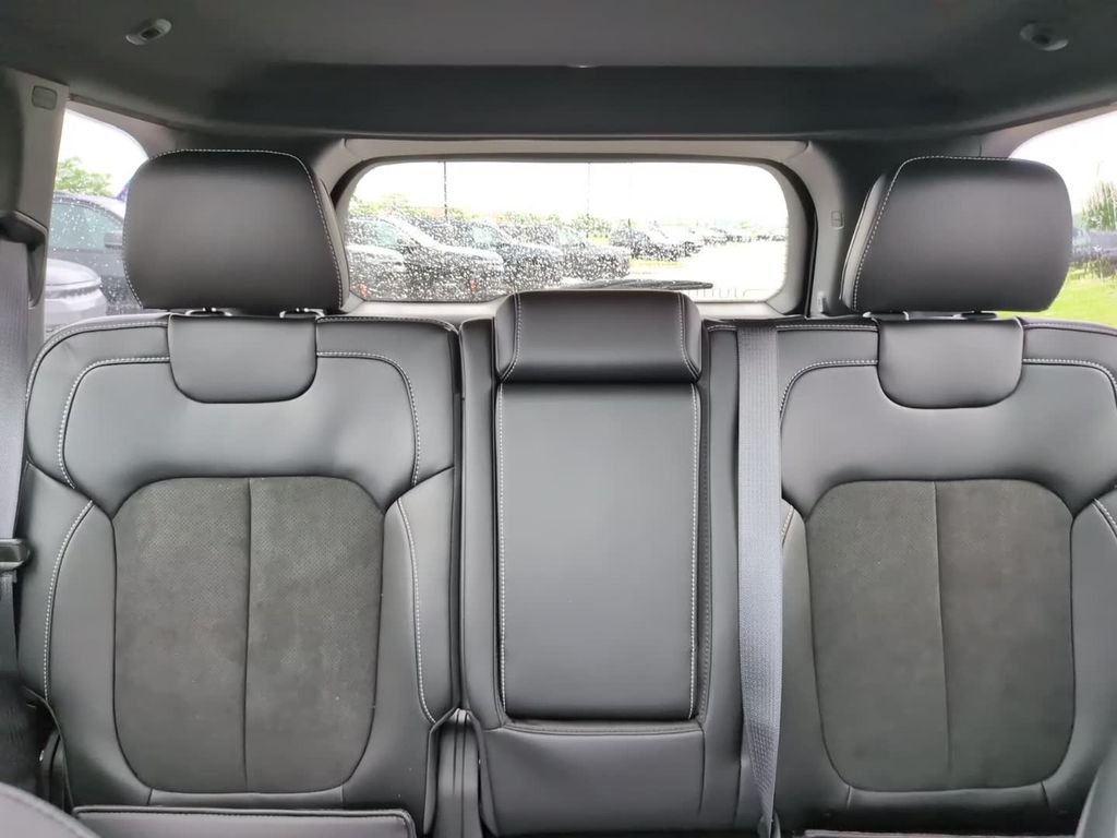 New 2026 Bright White Clear-Coat Exterior Paint Jeep Laredo image 29