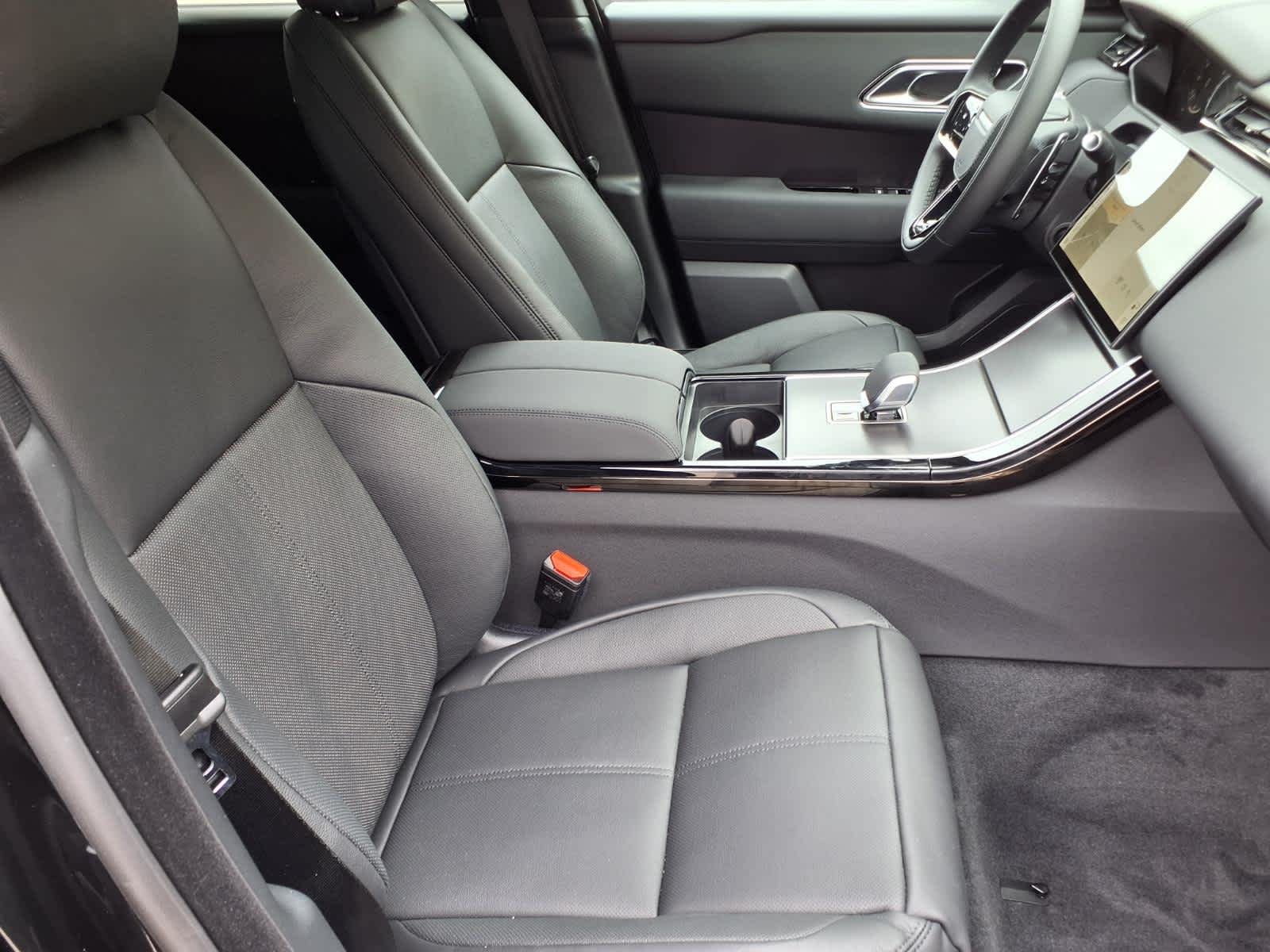 New 2026 Santorini Black Land Rover Dynamic SE image 10