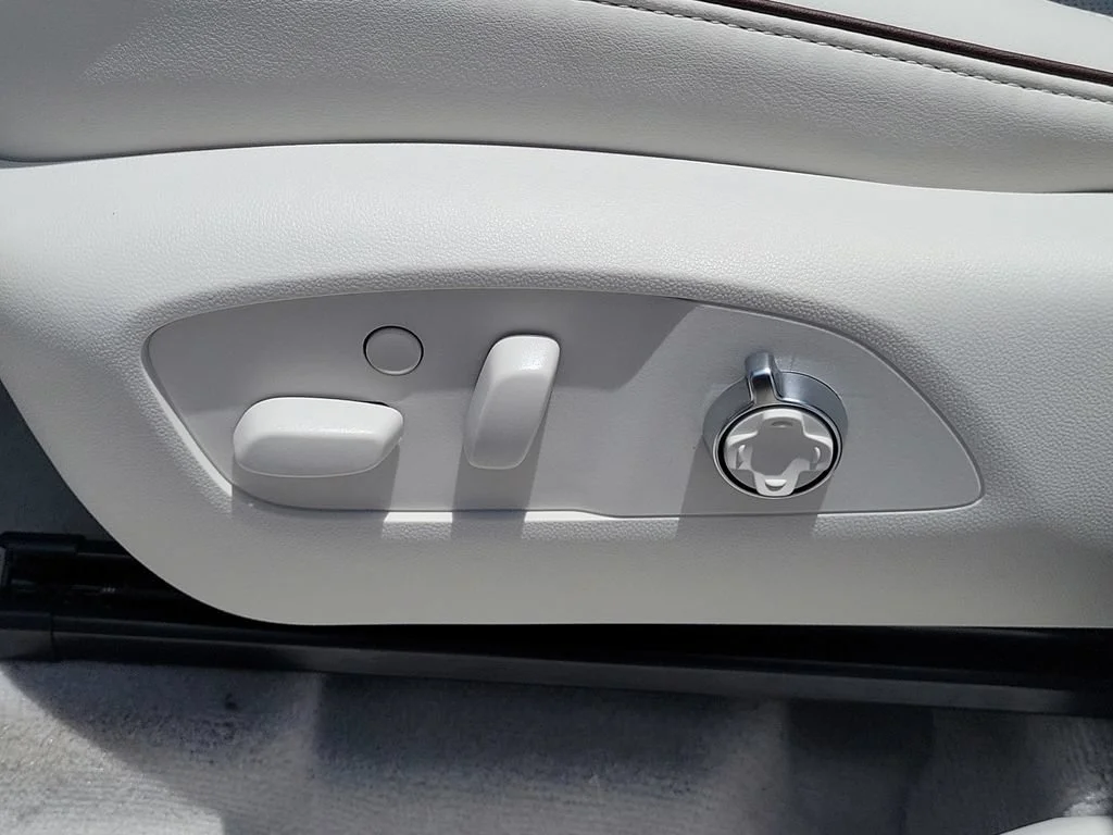 New 2026 Iridescent White Tricoat Buick Avenir image 16