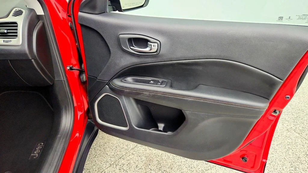Used 2019 Redline Pearlcoat Jeep Latitude FWD image 25