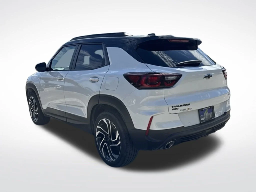 Used 2025 Pearl Chevrolet RS image 6