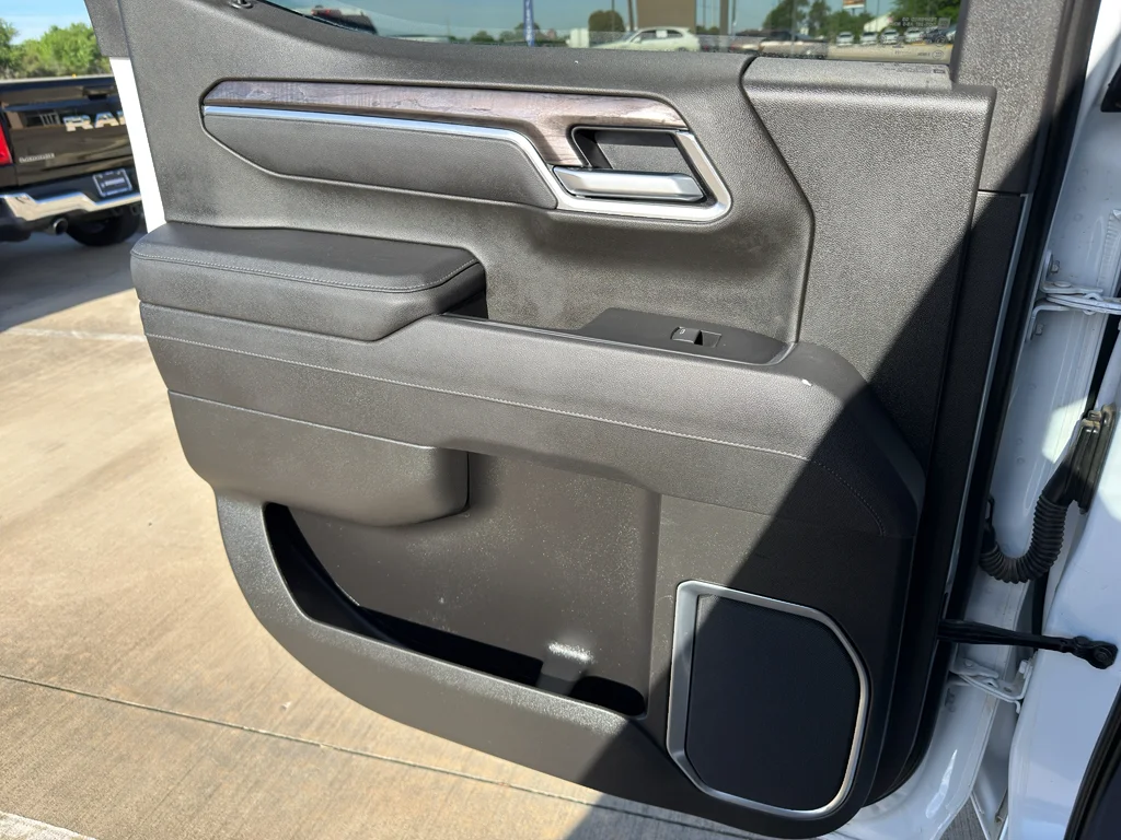 Used 2025 Summit White Chevrolet LTZ image 25