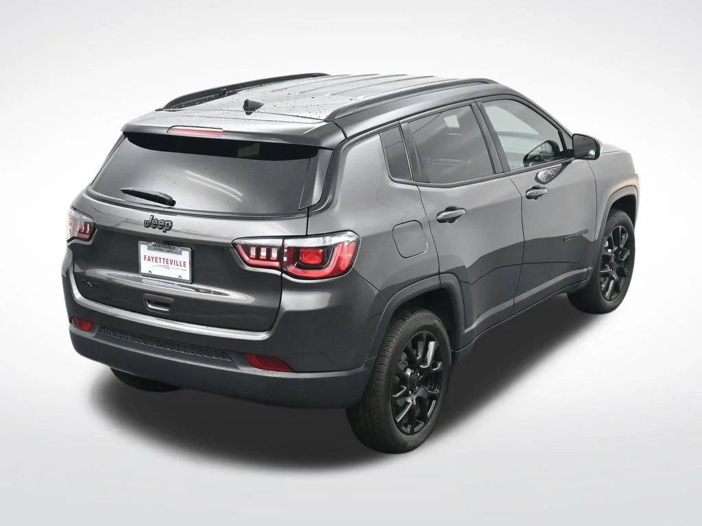 Used 2024  Jeep Latitude image 24