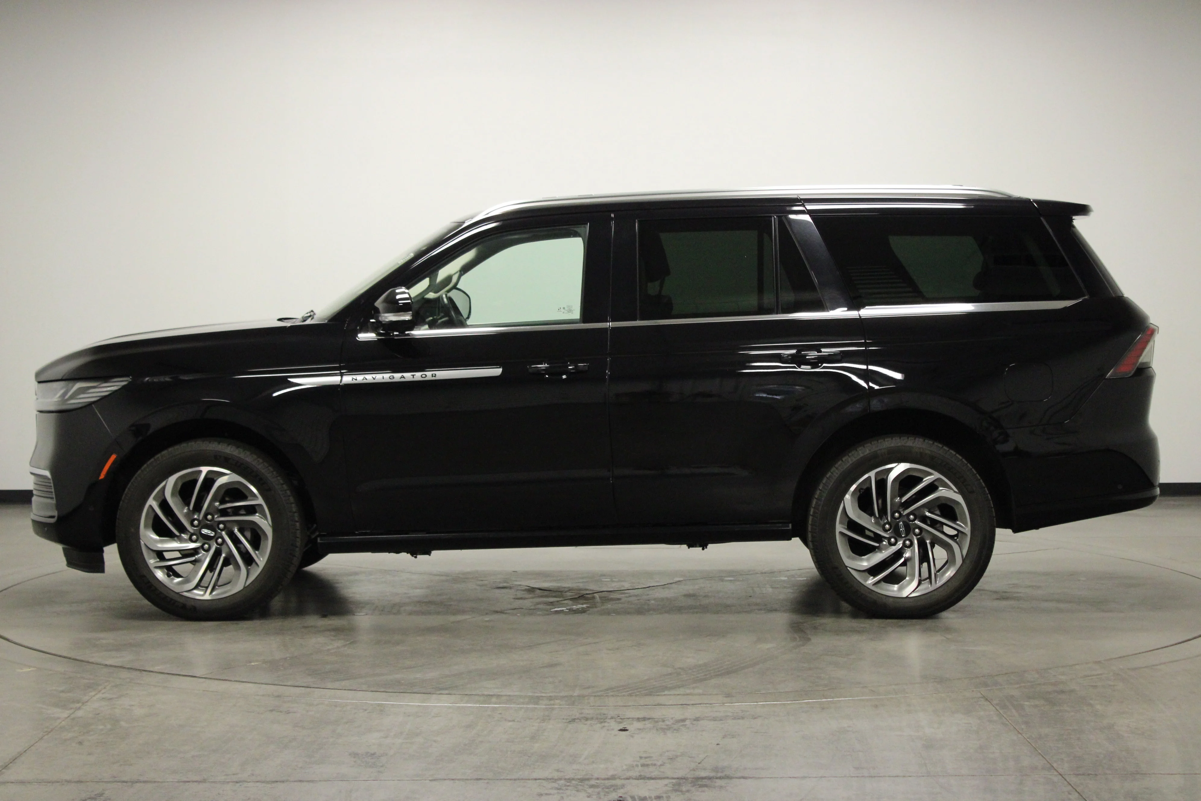 Used 2025 Black Metallic Lincoln Reserve image 5