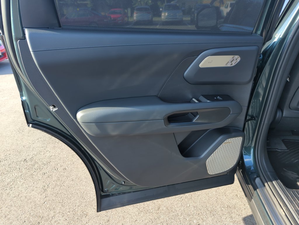 New 2027 Black Jade Green Kia SX image 28