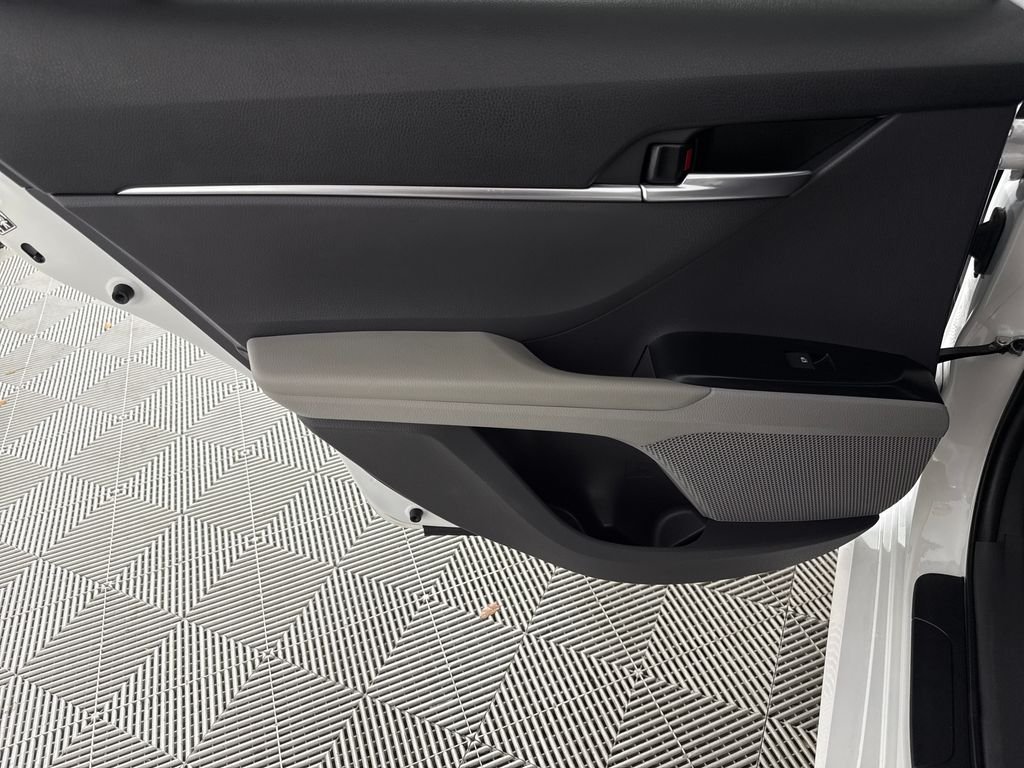 2019 Toyota Camry LE - Photo 10