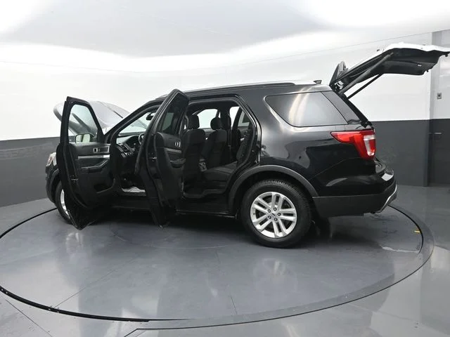 Used 2017 Black Ford XLT image 34