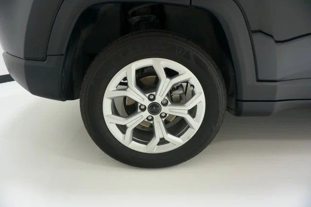 Used 2025 Diamond Black Crystal Pearlcoat Jeep Latitude image 6