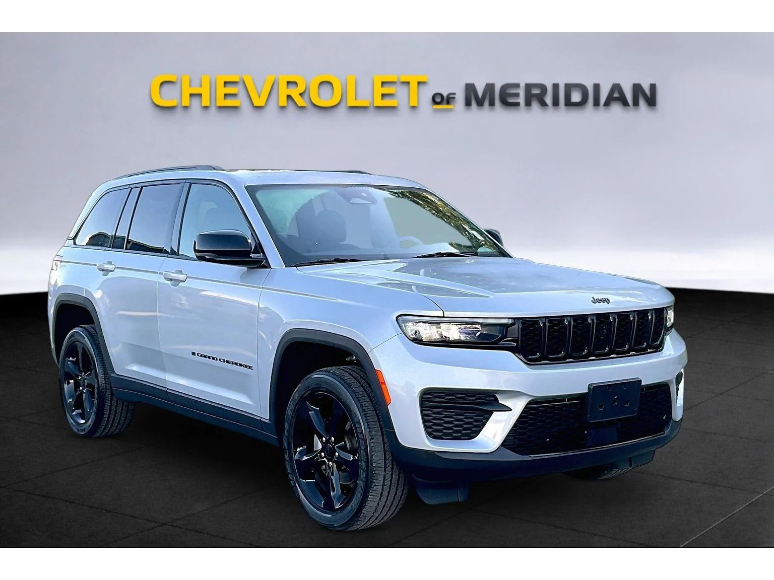 Used 2023 Silver Jeep Altitude image 1
