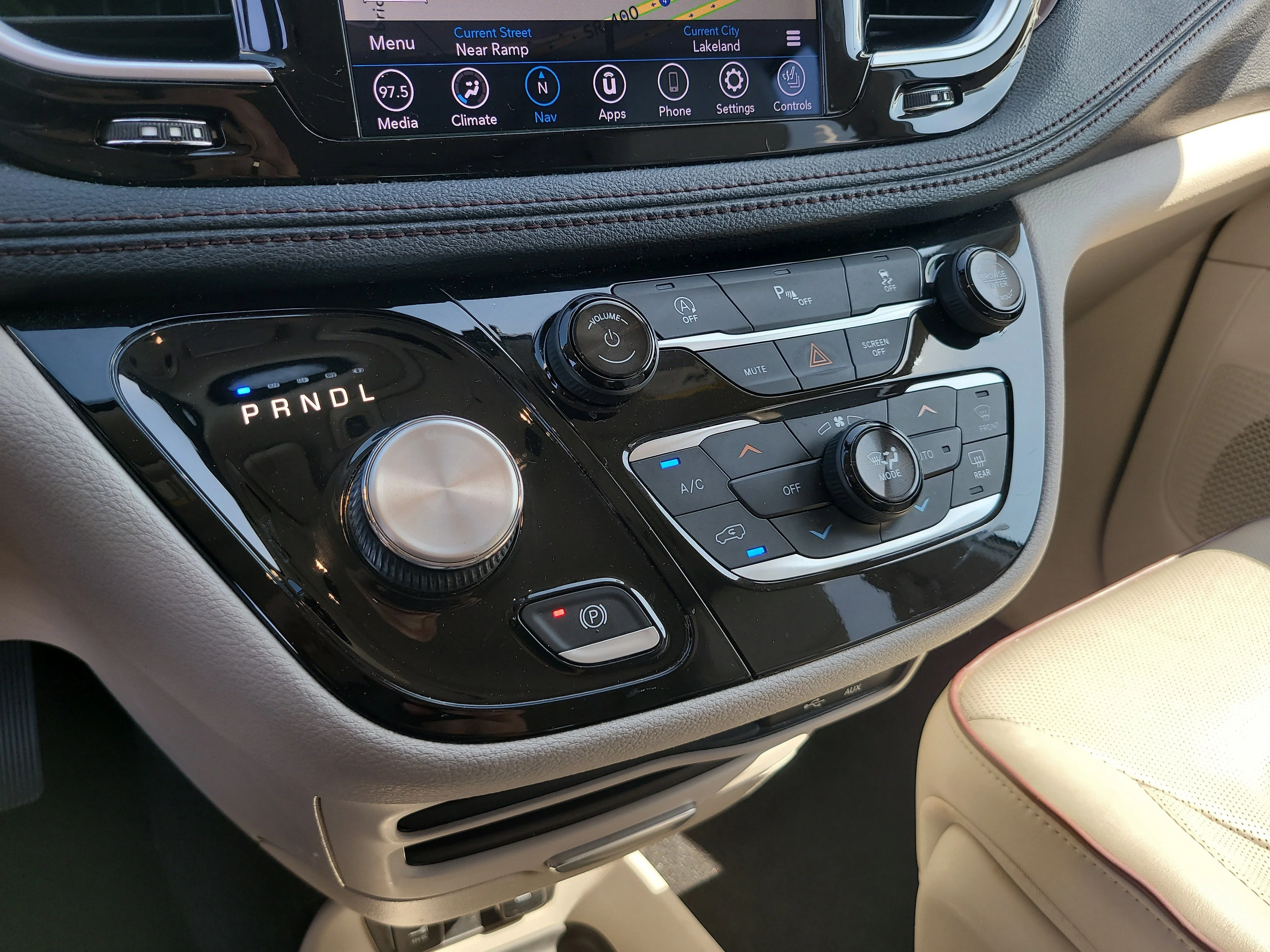 Used 2020 Bright White Clearcoat Chrysler Limited image 23