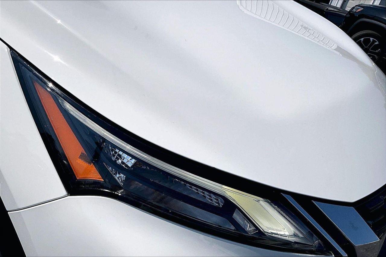Used 2023 Glacier White Nissan S FWD image 32