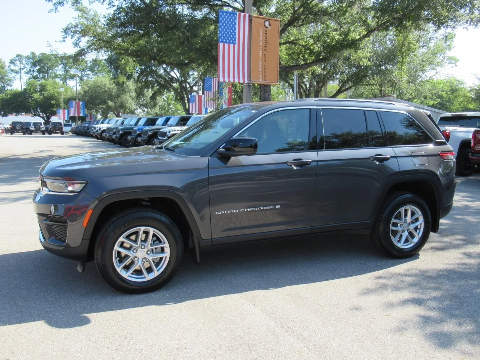 New 2026 Baltic Gray Metallic Clear-Coat Exterior Paint Jeep Laredo image 4