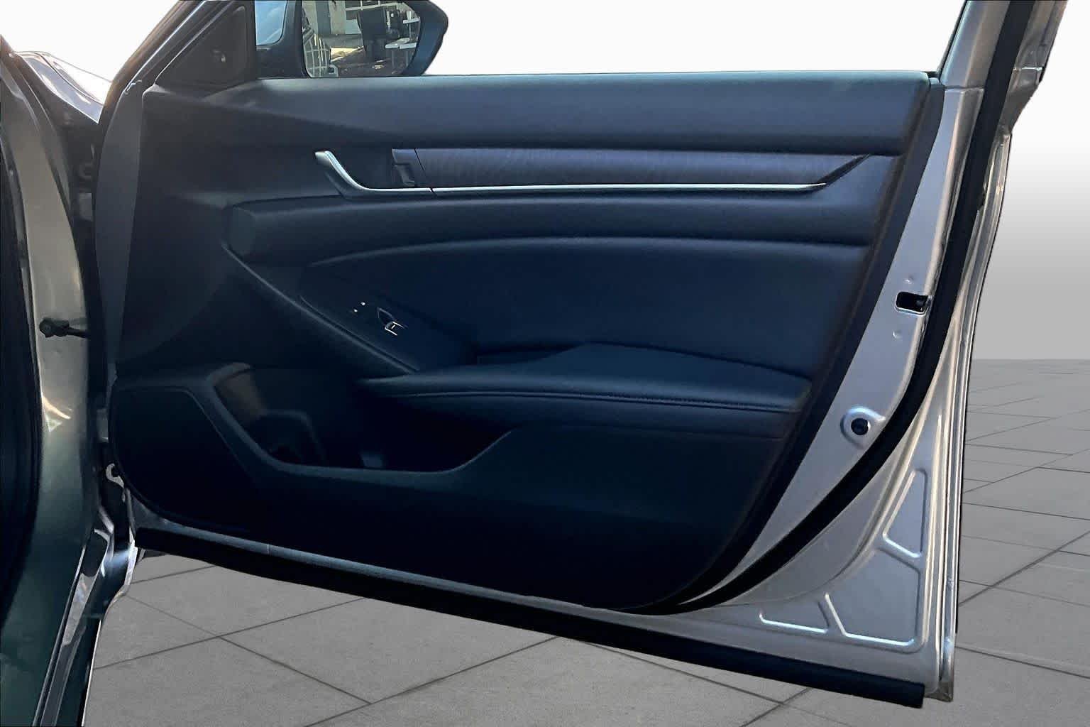 Used 2020 Lunar Silver Metallic Honda EX-L image 23