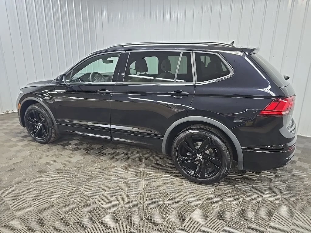 Used 2023 Black Volkswagen 2.0T SE R-Line Black image 4
