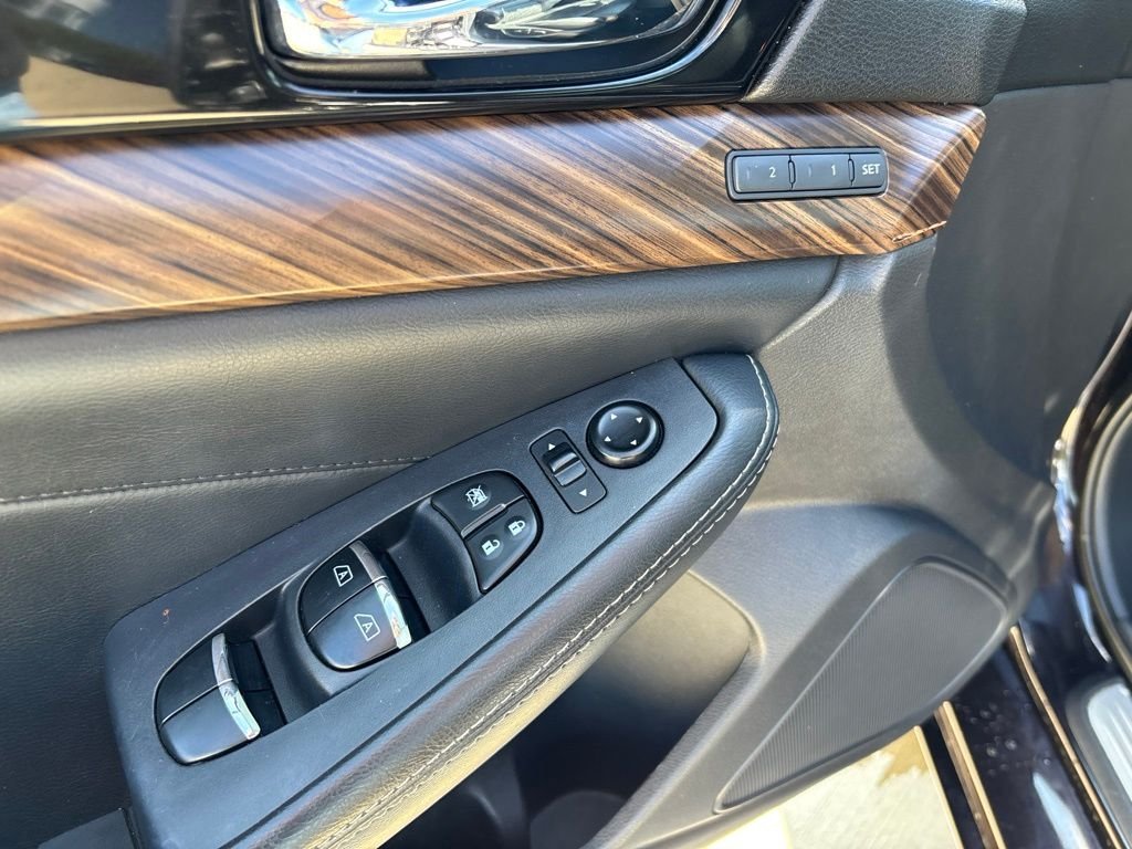 Used 2016 Bordeaux Nissan Platinum image 16