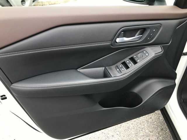 Used 2023 Pearl White Tricoat Nissan SL image 12