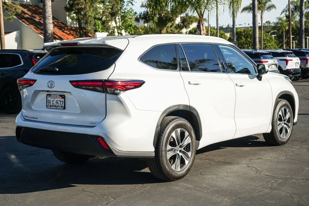 Used 2022 Beige Toyota XLE image 6
