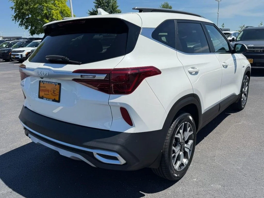 Used 2022 White Kia EX image 3