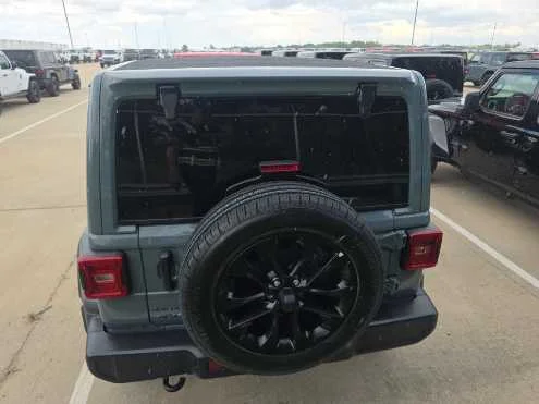 Used 2025 Anvil Clearcoat Jeep Sahara image 5