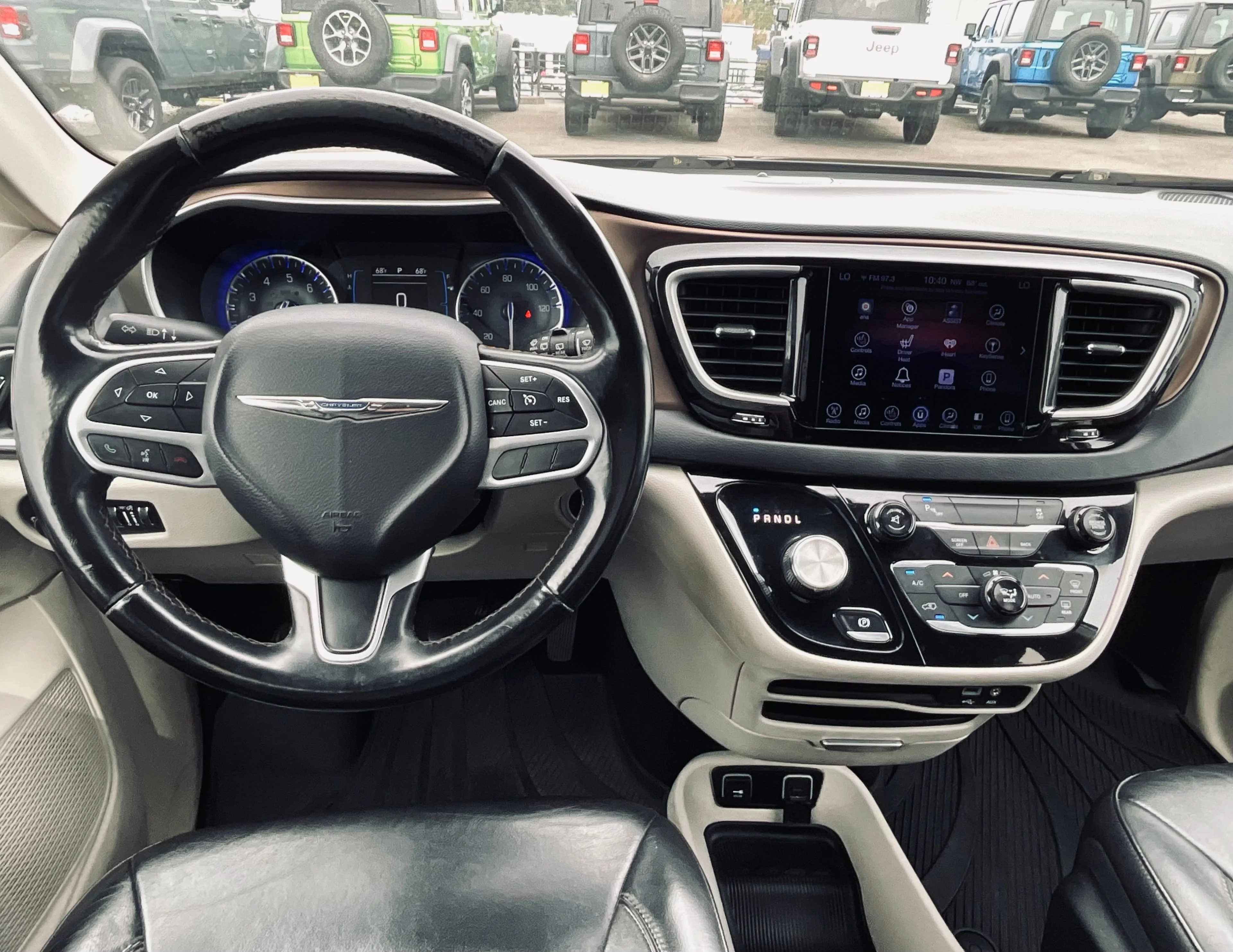 Used 2017 Silver Chrysler Touring L image 13