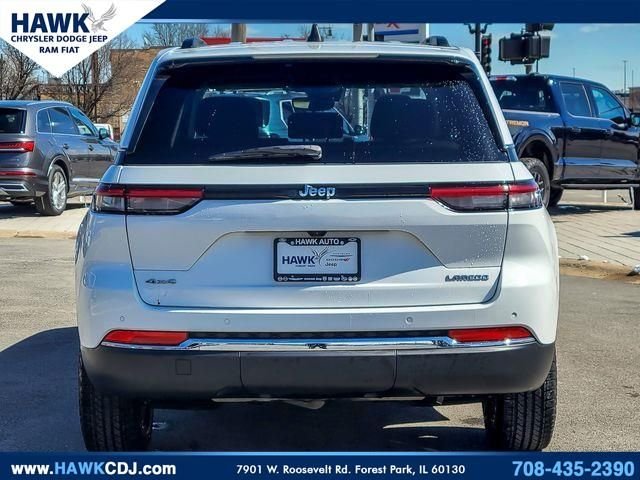 Used 2023 White Jeep Laredo image 5