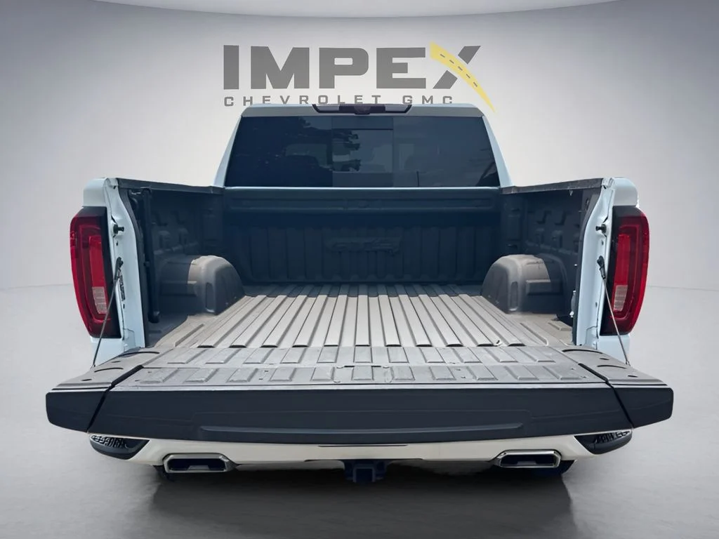 Used 2022 White GMC AT4 image 30