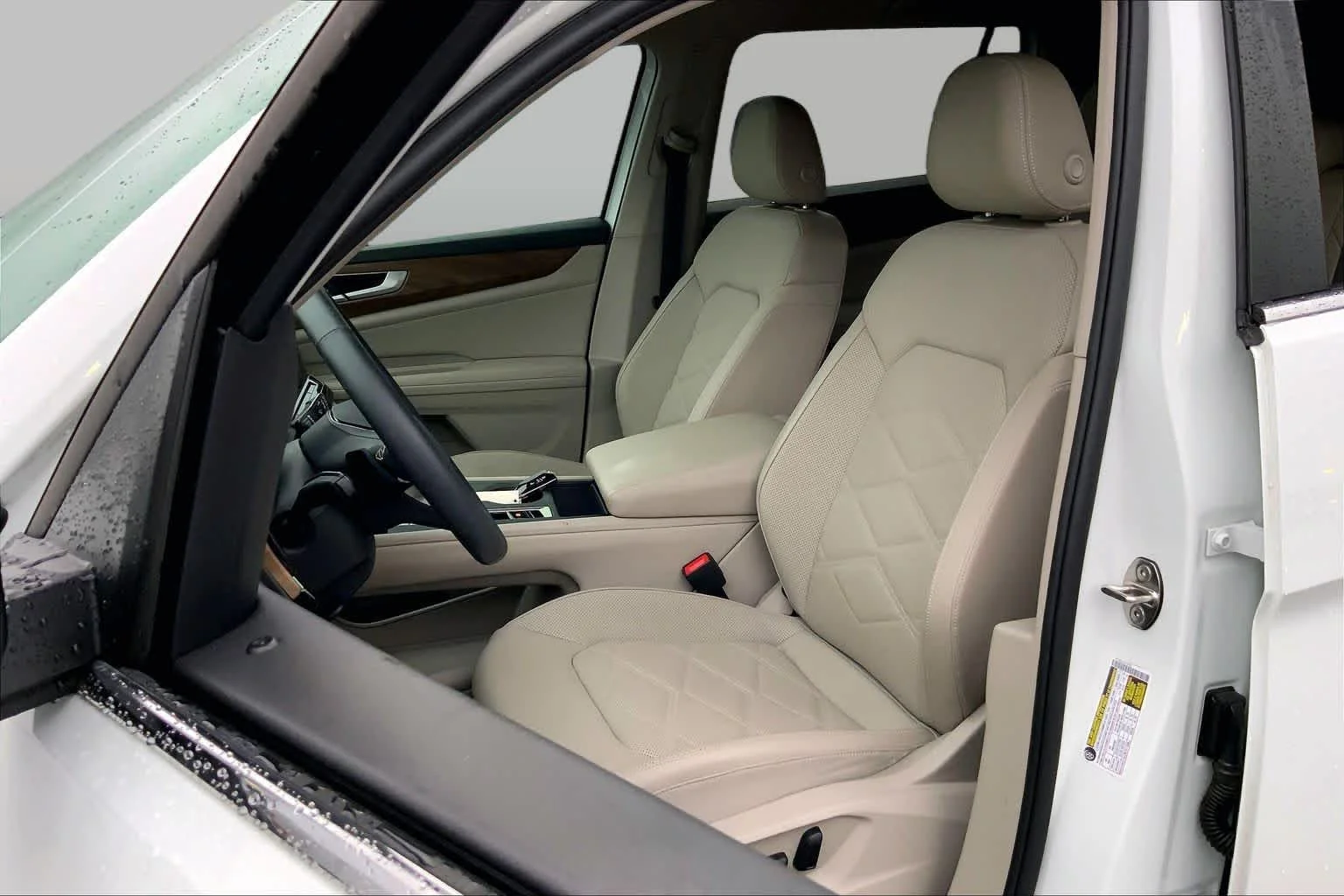 Used 2024 Pure White Volkswagen 2.0T SE image 8