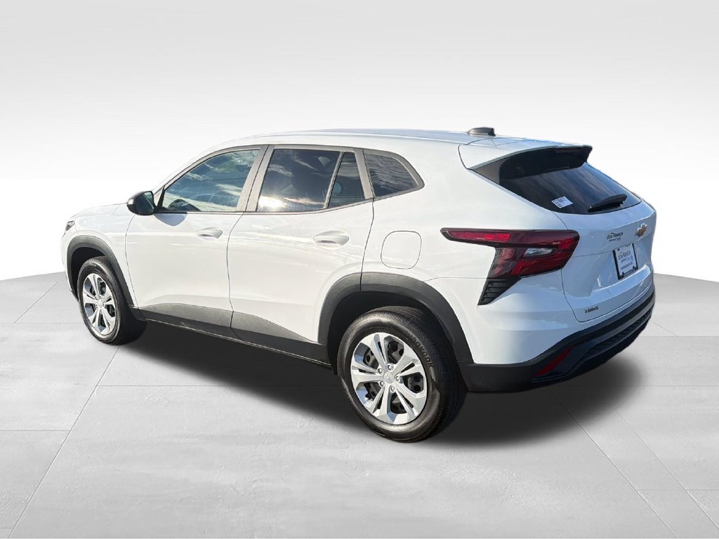 Used 2025 White Chevrolet LS image 3
