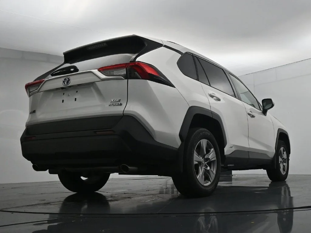 Used 2024 White Toyota XLE image 21